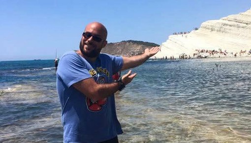 Fabio posa in una foto tratta dalla sua pagina Facebook Fabio posa in una foto tratta dalla sua pagina Facebook