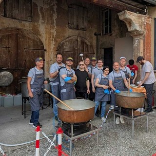 La risottata solidale di Varese fa bene anche al cuore: il ricavato alla Casa della Carità