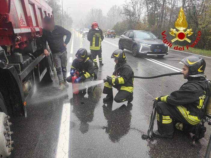 L'intervento dei vigili del fuoco sulla Sp1 per il principio d'incendio di un mezzo pesante L'intervento dei vigili del fuoco sulla Sp1 per il principio d'incendio di un mezzo pesante