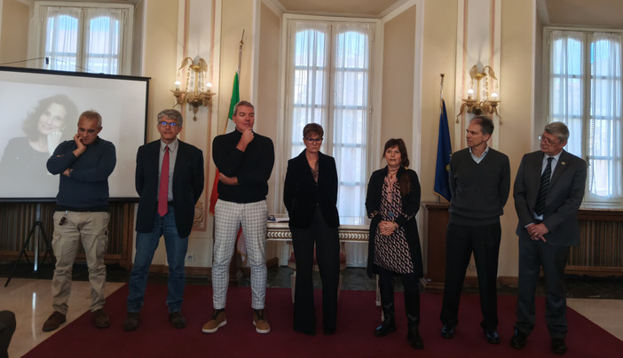 Un'immagine della presentazione del premio assegnato dal Comune di Varese a Ilaria Capua Un'immagine della presentazione del premio assegnato dal Comune di Varese a Ilaria Capua