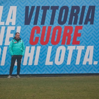 Marco Spilli e, alle sue spalle, il motto della Varesina (foto Enrico Scaringi - Varesina Calcio)