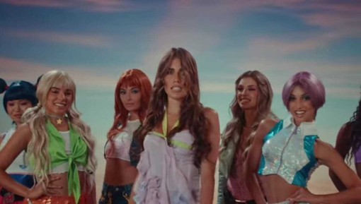 Clara canta la sigla delle Winx Clara canta la sigla delle Winx