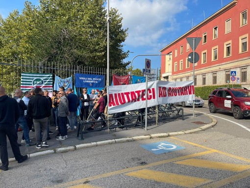 Il presidio di protesta davanti a Villa Recalcati dei sindacati di categoria dei vigili del fuoco di Varese