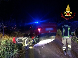 Le immagini dell'auto ribaltata stanotte in via per Golasecca a Vergiate