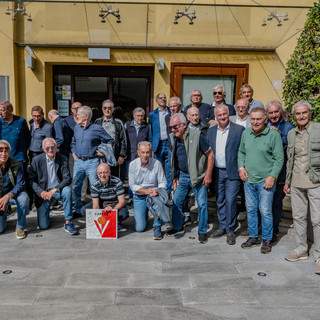 Il gruppo dei grandi del Varese oggi riuniti al ristorante "Vecchia Riva" (Foto Galbiati)