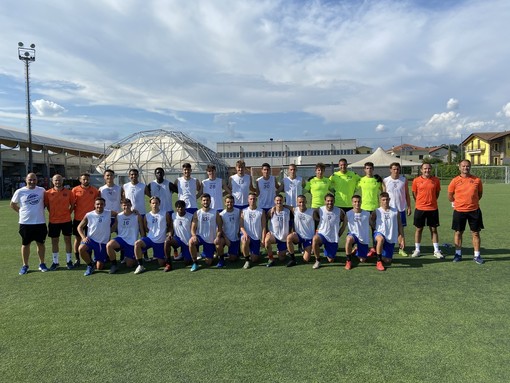 Foto di gruppo per la prima squadra della Varesina, pronta alla stagione 2021/2022
