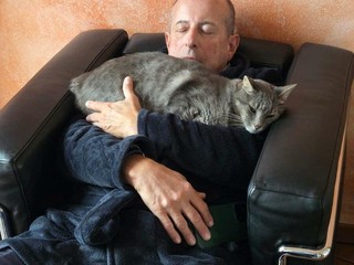 Flavio Vanetti con il gatto Alien Flavio Vanetti con il gatto Alien