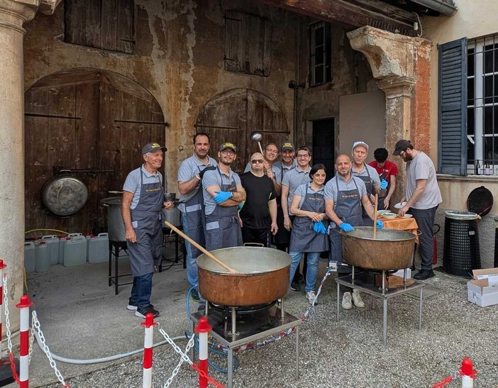 La risottata solidale di Varese fa bene anche al cuore: il ricavato alla Casa della Carità