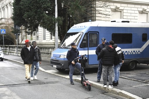 Uffici mobili di Polizia e Carabinieri nelle vie del centro di Varese