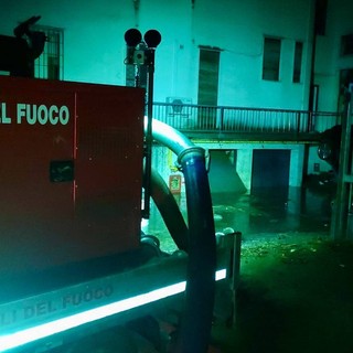 Intervento notturno dei vigili del fuoco in una casa allagata per il maltempo