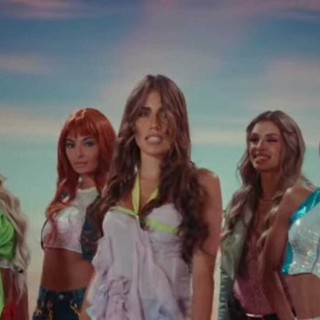 Clara canta la sigla delle Winx