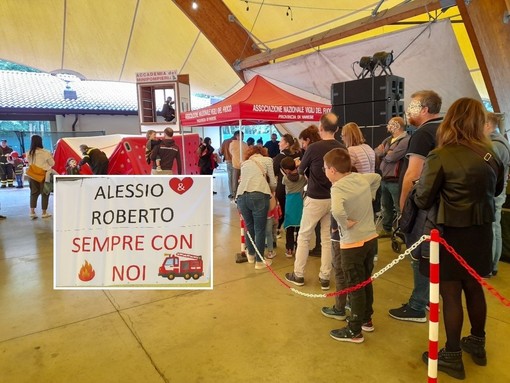 In coda per Pompieropoli in una precedente edizione della festa. Sempre vivo il ricorso di Alessio Teoldi e Roberto Di Saverio