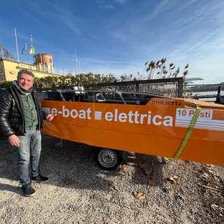 Il varo alla Schiranna dell'imbarcazione Giulietta, totalmente elettrica e sostenibile