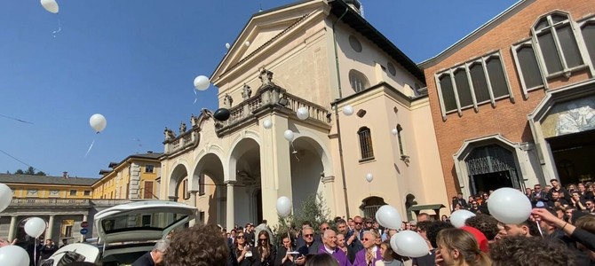 Varese e Biumo si sono fermate per l'ultimo abbraccio a Matteo Varese e Biumo si sono fermate per l'ultimo abbraccio a Matteo