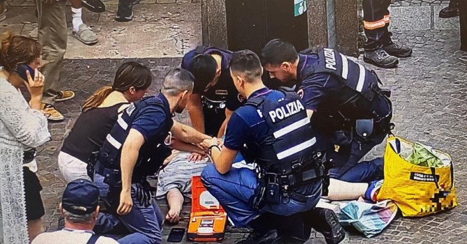 L'intervento decisivo della polizia in piazza San Giuseppe a Varese che ha salvato la vita della signora di 80 anni colta da un grave malore L'intervento decisivo della polizia in piazza San Giuseppe a Varese che ha salvato la vita della signora di 80 anni colta da un grave malore