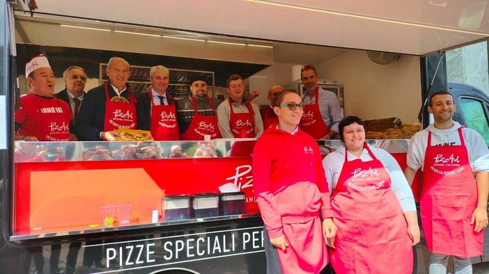 Il food truck di PizzAut in piazza Monte Grappa a Varese Il food truck di PizzAut in piazza Monte Grappa a Varese