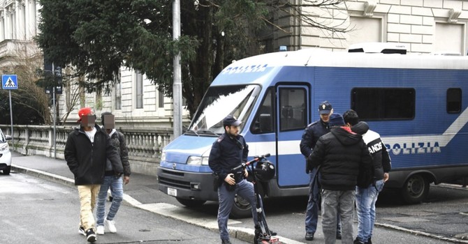 Uffici mobili di Polizia e Carabinieri nelle vie del centro di Varese