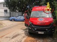 Le operazioni condotte dai vigili del fuoco di Varese in via Per Schianno Le operazioni condotte dai vigili del fuoco di Varese in via Per Schianno