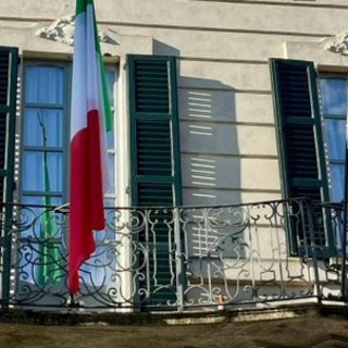 La bandiera palestinese esposta al balcone di Palazzo Estense