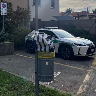 Abbandona rifiuti indifferenziati nel cestino davanti al comando della polizia locale di Vergiate: individuato dalle telecamere