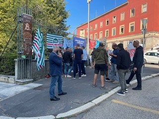 Il presidio di protesta davanti a Villa Recalcati dei sindacati di categoria dei vigili del fuoco di Varese