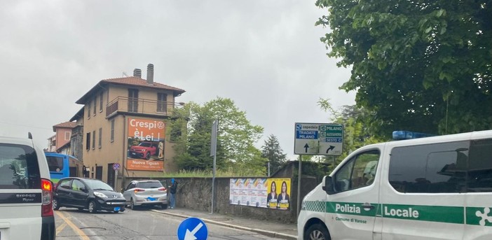 Le immagini dell'incidente avvenuto a Varese tra largo Flaiano e viale Borri