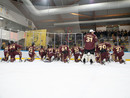 L'Aosta in trionfo sotto i suoi tifosi dopo il netto 2-5 ottenuto in regular season all'Acinque Ice Arena