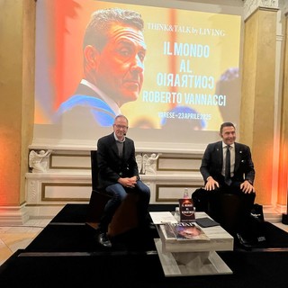 Roberto Vannacci sul palco a Varese