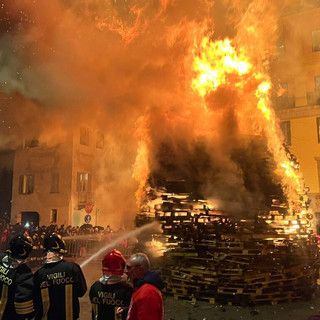 Le immagini del Falò di Sant'Antonio questa sera in piazza della Motta a Varese