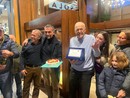 Aldo Ossola, fuori dal suo negozio, circondato dall'affetto de Il Basket Siamo Noi e dei suoi famigliari