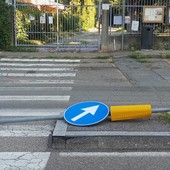 Cartello abbattuto in via Tagliamento e &quot;dimenticato&quot; da giorni