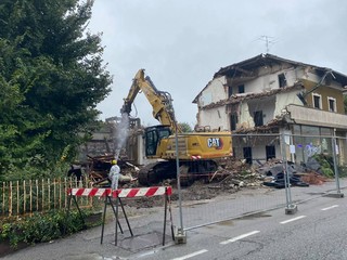 I lavori di abbattimento dell'ex concessionaria Terziroli I lavori di abbattimento dell'ex concessionaria Terziroli