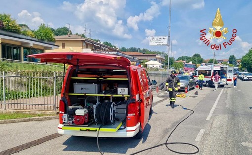Incidente tra moto e un'auto nel Comasco con pedone investito: due feriti, uno è grave Incidente tra moto e un'auto nel Comasco con pedone investito: due feriti, uno è grave