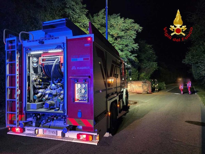I vigili del fuoco sul luogo dell'incidente della scorsa notte a Samarate I vigili del fuoco sul luogo dell'incidente della scorsa notte a Samarate