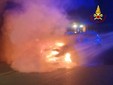 Le operazioni di spegnimento dell'auto in fiamme in via Astico a Varese