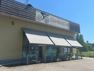 I segni dell'effrazione della scorsa notte da Gamba Cicli alla Schiranna I segni dell'effrazione della scorsa notte da Gamba Cicli alla Schiranna