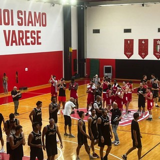 I giocatori salutano il pubblico del Campus a fine gara. Nella gallery le foto di Alberto Ossola