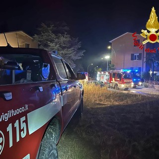 Le operazioni di spegnimento con i vigili del fuoco al lavoro nella notte a Varese Le operazioni di spegnimento con i vigili del fuoco al lavoro nella notte a Varese