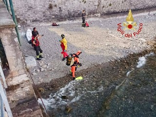 I vigili del fuoco impegnati durante le ricerche durante la notte e all'alba di oggi I vigili del fuoco impegnati durante le ricerche durante la notte e all'alba di oggi