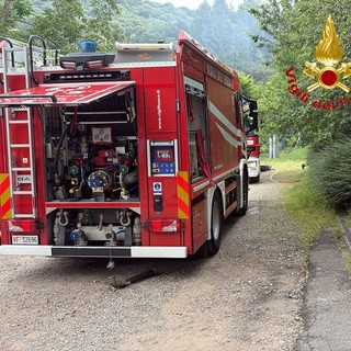 Villetta in fiamme a Cocquio Trevisago: in azione i vigili del fuoco