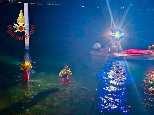 I vigili del fuoco impegnati durante le ricerche durante la notte e all'alba di oggi I vigili del fuoco impegnati durante le ricerche durante la notte e all'alba di oggi