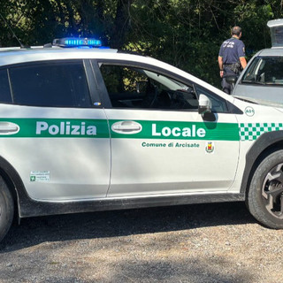 Una pattuglia della polizia locale di Arcisate durante un servizio sul territorio (foto d'archivio) Una pattuglia della polizia locale di Arcisate durante un servizio sul territorio (foto d'archivio)