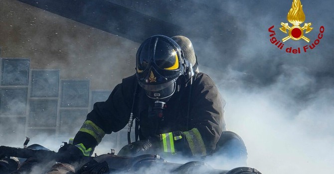 Tetto in fiamme a Solbiate Olona: una persona portata in ospedale per intossicazione da fumo