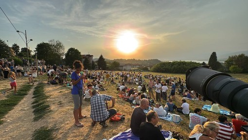 I varesini al Belvedere di Azzate in attesa dell'eclissi, poi nascosta dal formarsi di nubi all'orizzonte (foto Alessandro Galbiati) I varesini al Belvedere di Azzate in attesa dell'eclissi, poi nascosta dal formarsi di nubi all'orizzonte (foto Alessandro Galbiati)