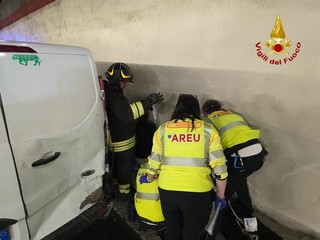 I vigili del fuoco e i soccorritori di Areu sul luogo dell'incidente I vigili del fuoco e i soccorritori di Areu sul luogo dell'incidente