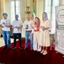 La vicesindaca di Varese Ivana Perusin insieme ad Anita Romeo del team Creanza e ai produttori locali di gin