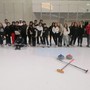 Tutti pazzi per il curling: gli studenti del Centro Formazione Professionale di Varese si divertono sul ghiaccio di via Albani ospiti del Varese Curling