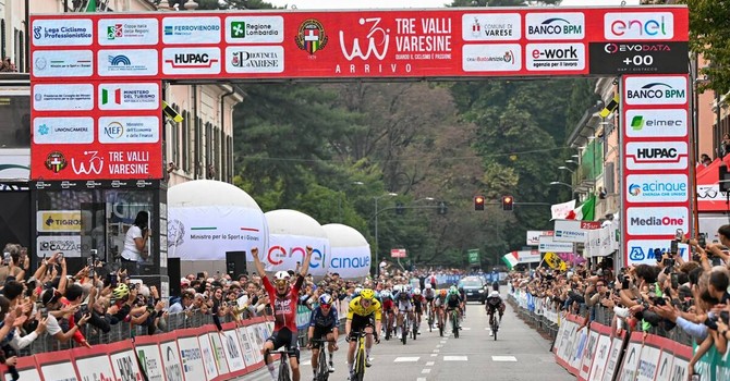 Il belga Jarno Widar, 26 anni il 13 novembre, trionfa in via Sacco: la 105ª Tre Valli Varesine è sua Il belga Jarno Widar, 26 anni il 13 novembre, trionfa in via Sacco: la 105ª Tre Valli Varesine è sua