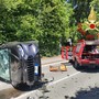 Auto si ribalta nel Comasco: conducente liberato dai vigili del fuoco Auto si ribalta nel Comasco: conducente liberato dai vigili del fuoco