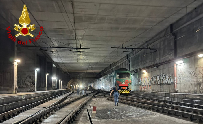 Treno partito da Varese bloccato a Milano Lancetti: quattrocento passeggeri evacuati Treno partito da Varese bloccato a Milano Lancetti: quattrocento passeggeri evacuati